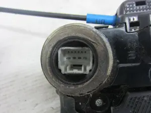 Foto de CERRADURA PUERTA DELANTERA DERECHA TOYOTA AURIS (E15) referencia A046693 foto 3