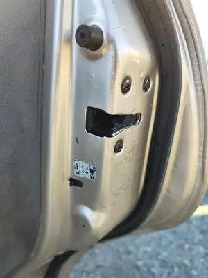 Foto de CERRADURA PUERTA TRASERA DERECHA KIA CARENS (RS) 1.8 16V CAT (126 CV / 93 KW) referencia 0K2FA73310
