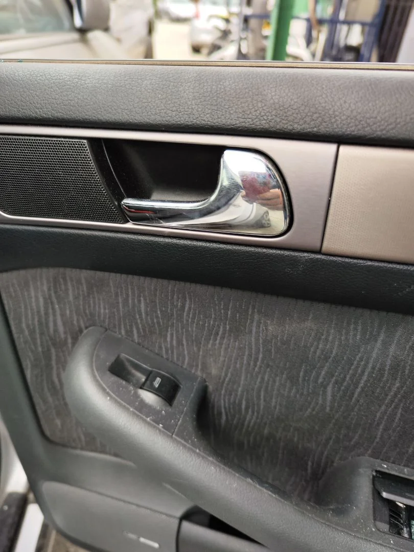 Foto de MANETA INTERIOR TRASERA DERECHA AUDI A6 BERLINA (4B2) 2.5 V6 24V TDI (150 CV / 110 KW) referencia 4B0839020B FKZ