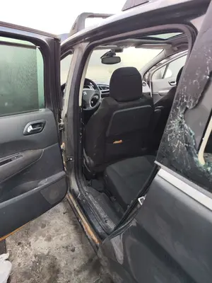 Foto de GOMAS CONTORNO PUERTA PEUGEOT 5008 1.6 HDi FAP CAT (9HZ / DV6TED4) (109 CV / 80 KW)