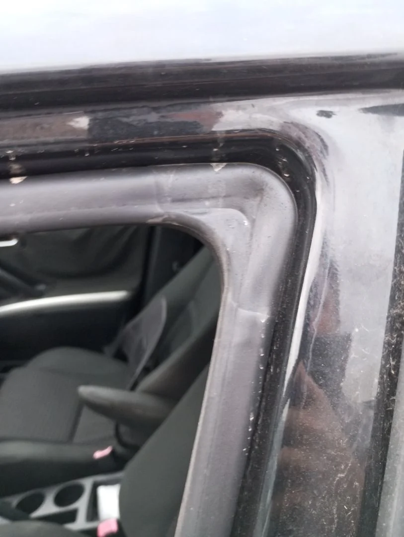 Foto de GOMAS CONTORNO PUERTA TOYOTA COROLLA VERSO (R1) 2.2 Turbodiesel CAT (136 CV / 100 KW)