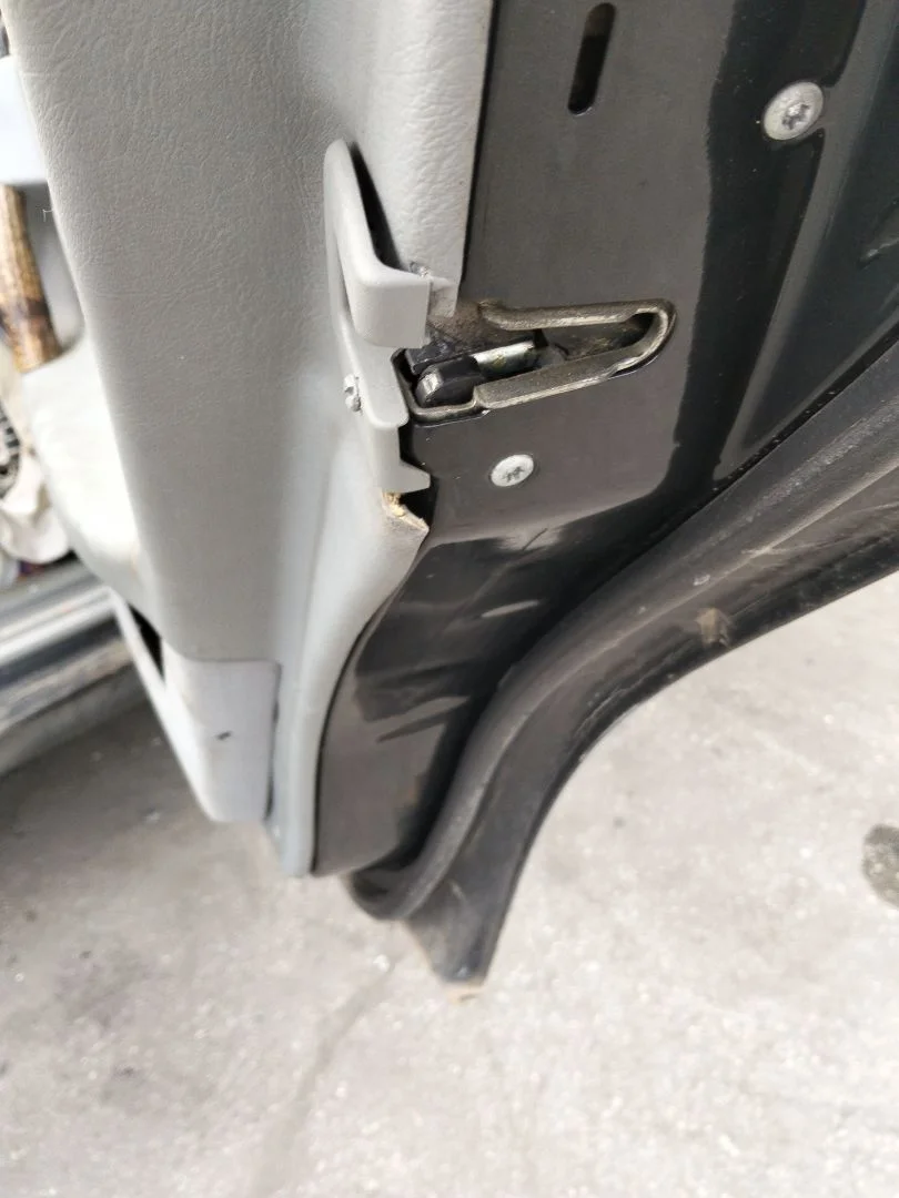 Foto de CERRADURA PUERTA TRASERA DERECHA MERCEDES-BENZ CLASE E (BM 210) BERLINA 2.9 Turbodiesel CAT (129 CV / 95 KW) referencia A2027300535