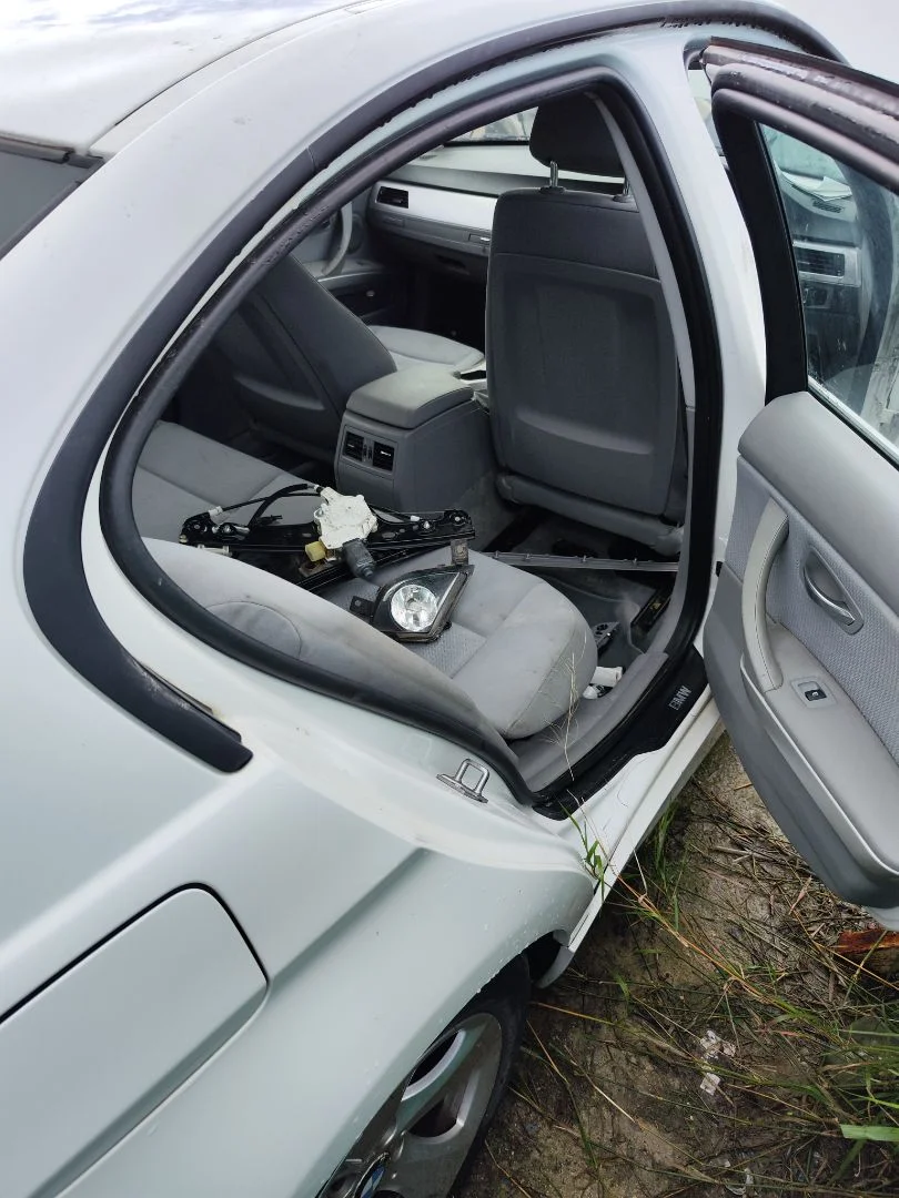 Foto de GOMAS CONTORNO PUERTA BMW SERIE 3 BERLINA (E90) 2.0 Turbodiesel CAT (143 CV / 105 KW)