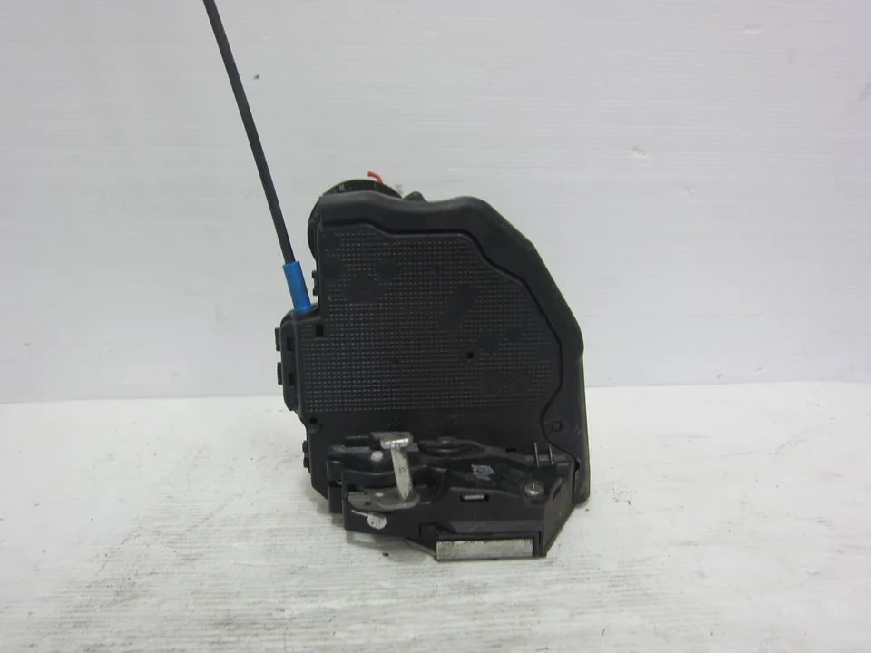Foto de CERRADURA PUERTA DELANTERA DERECHA TOYOTA AURIS (E15) referencia A046693