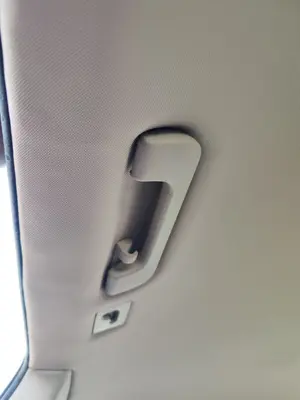 Foto de ASIDERO TECHO TRASERO IZQUIERDO AUDI Q7 (4L) 3.0 V6 24V TDI (233 CV / 171 KW) referencia 8P0857607S FKZ