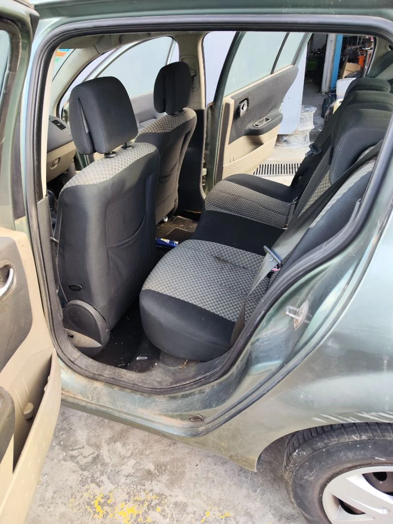 Foto de GOMAS CONTORNO PUERTA RENAULT MEGANE II BERLINA 5P 1.5 dCi Diesel (101 CV / 74 KW)