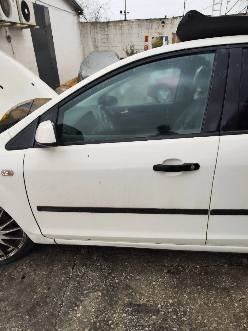 Foto de PUERTA DELANTERA IZQUIERDA FORD FOCUS BERLINA (CAP) 1.6 TDCi CAT (90 CV / 66 KW) referencia 1505704