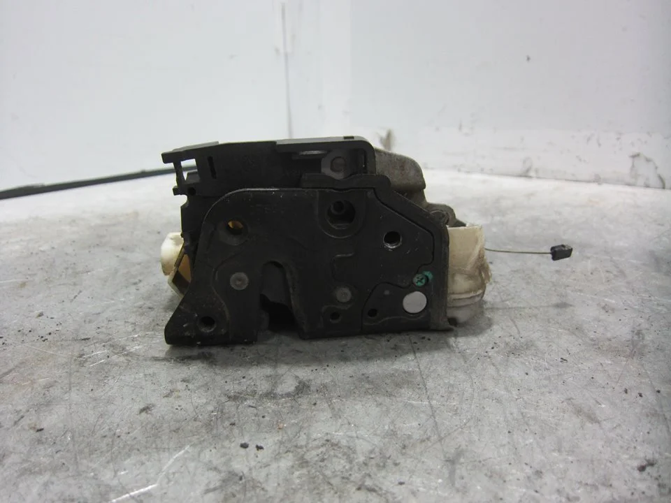 Foto de CERRADURA PUERTA TRASERA IZQUIERDA SEAT LEON (1P1) 1.9 TDI (105 CV / 77 KW) referencia 1P0839015