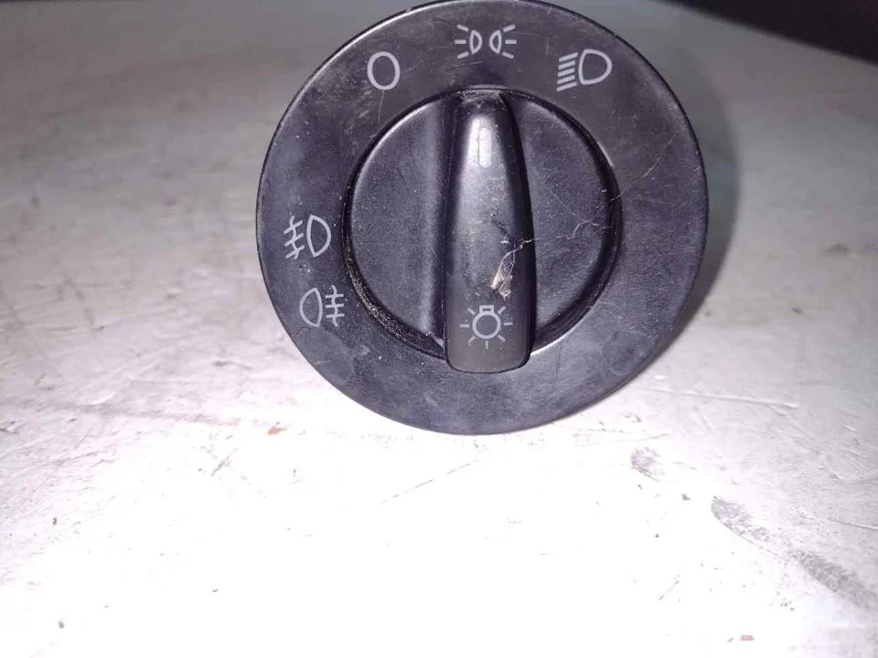 Foto de MANDO LUCES VOLKSWAGEN POLO III BERLINA (6N2) referencia 1C0941531A