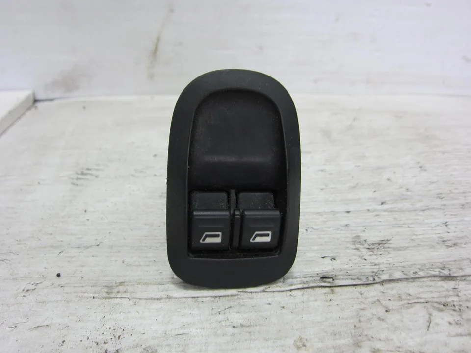 Foto de MANDO ELEVALUNAS DELANTERO IZQUIERDO PEUGEOT 206 + 1.1 (60 CV / 44 KW) referencia 96316306XT