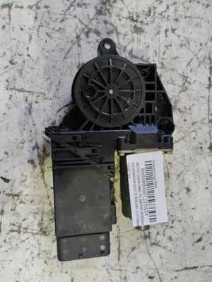 Foto de MOTOR ELEVALUNAS DELANTERO DERECHO VOLKSWAGEN GOLF IV BERLINA (1J1)(10.1997) 1.6  (101 CV / 74 KW) referencia 130821764