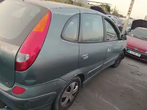 Foto de LUNA TRASERA DERECHA NISSAN ALMERA TINO (V10M) 1.8 16V CAT (114 CV / 84 KW) referencia 82300BU001