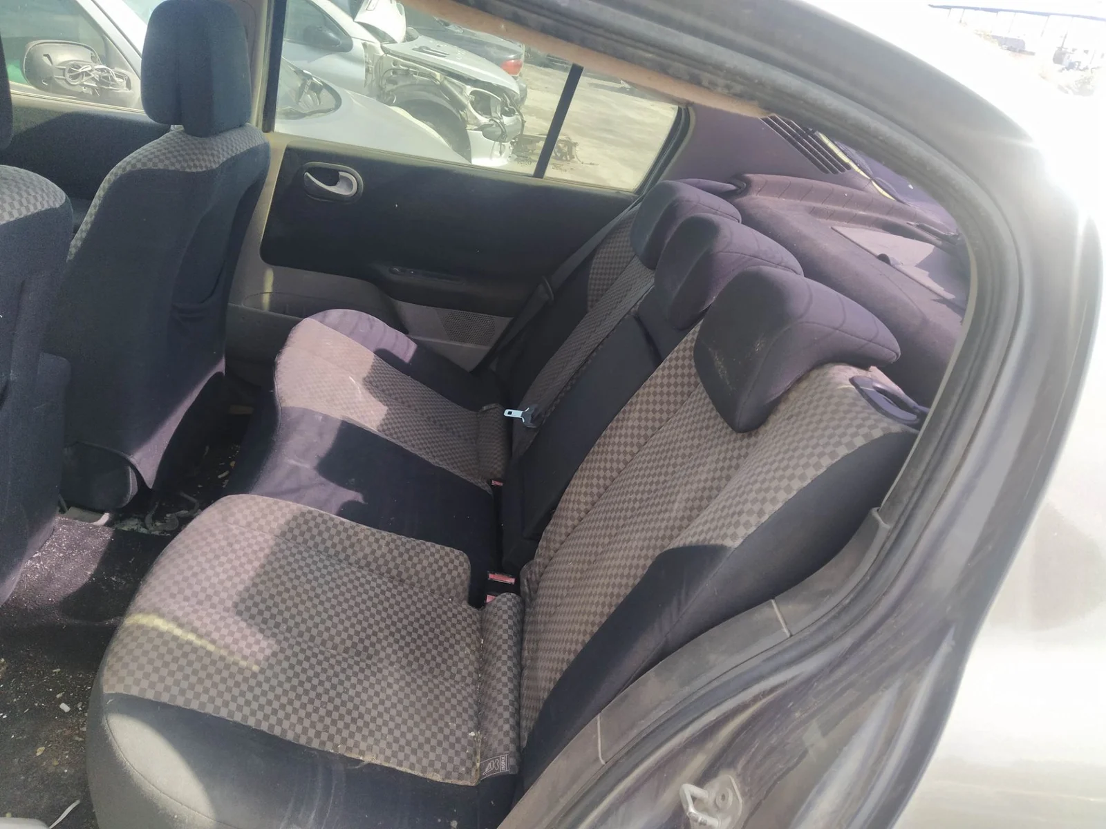 Foto de ENGANCHE CINTURON TRASERO DERECHO RENAULT MEGANE II CLASSIC BERLINA 1.5 dCi Diesel (101 CV / 74 KW)