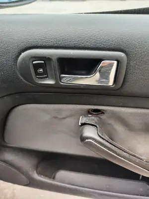 Foto de MANETA INTERIOR DELANTERA DERECHA VOLKSWAGEN GOLF IV BERLINA (1J1)(10.1997) 1.9 TDI (101 CV / 74 KW) referencia 3B1837114T B41