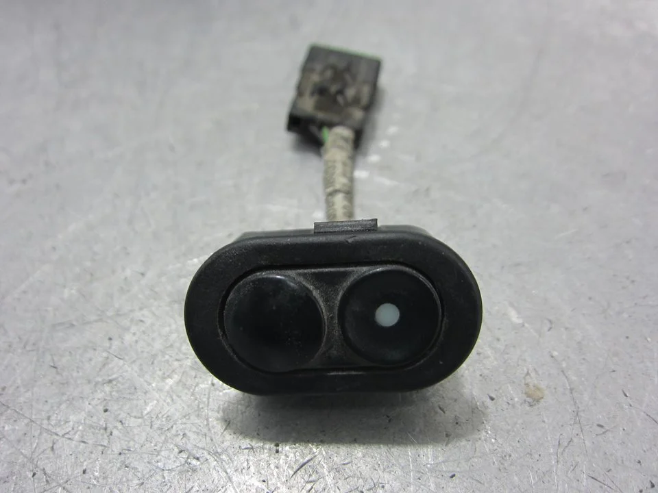 Foto de MANDO ELEVALUNAS DELANTERO IZQUIERDO OPEL CORSA B referencia 90482477