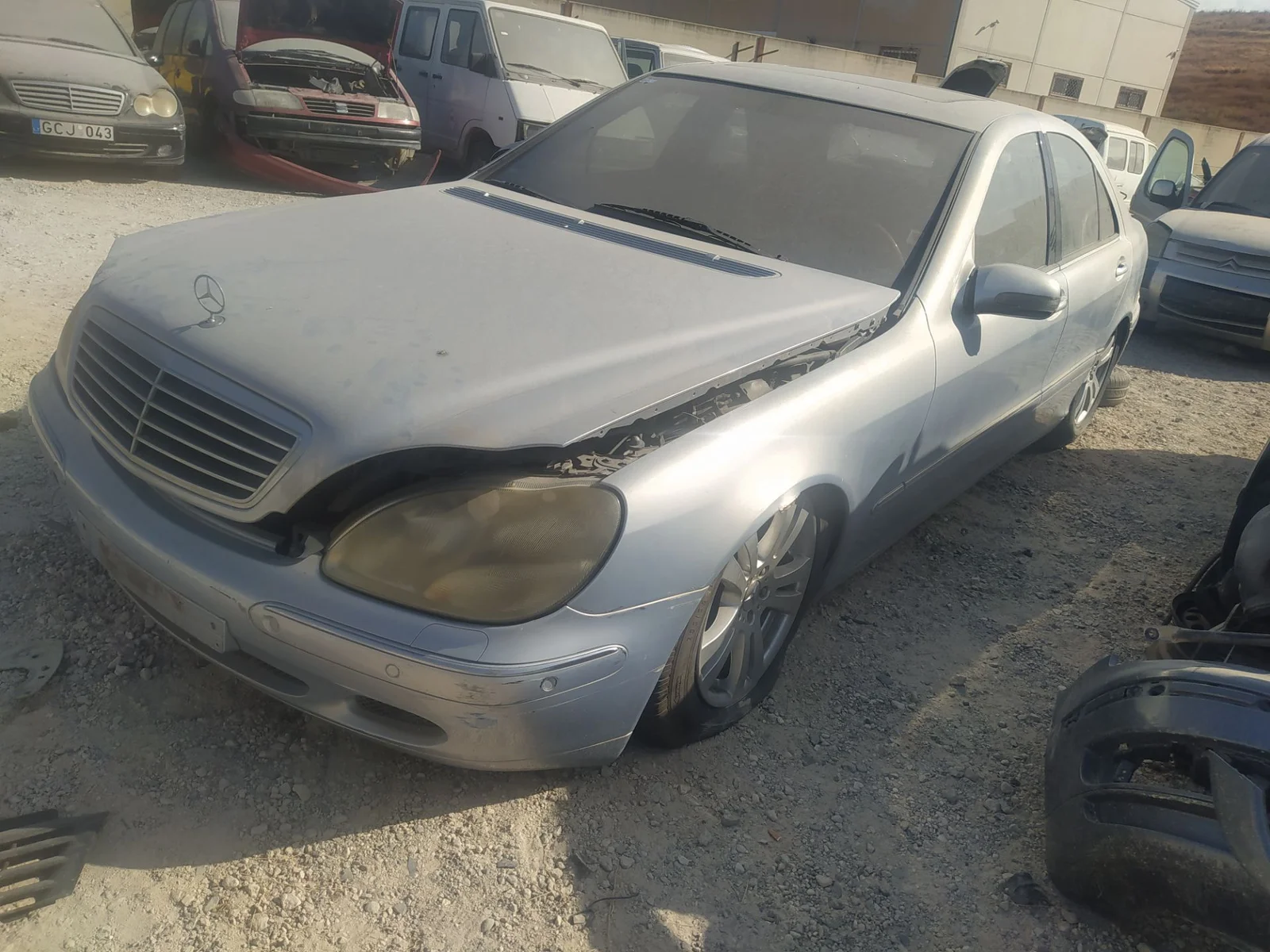 Foto de FARO ANTINIEBLA IZQUIERDO MERCEDES-BENZ CLASE S (BM 220) BERLINA 5.0 V8 24V CAT (306 CV / 225 KW)