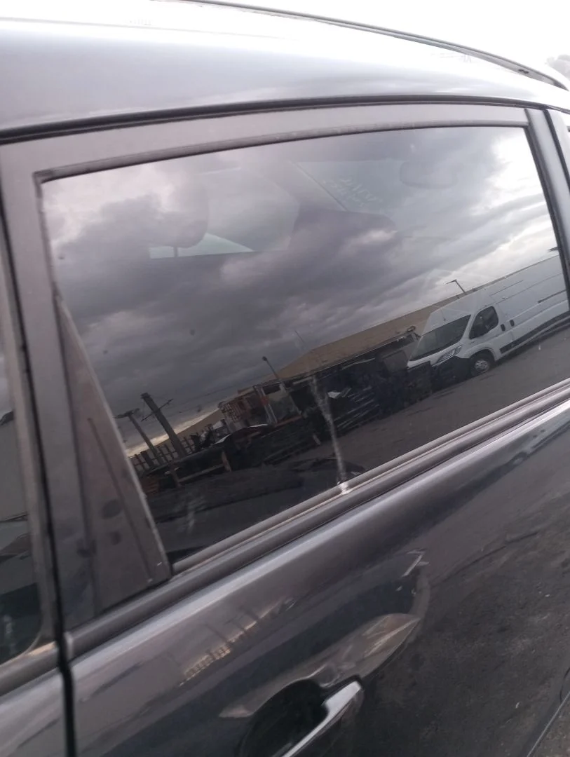 Foto de LUNA TRASERA DERECHA TOYOTA COROLLA VERSO (R1) 2.2 Turbodiesel CAT (136 CV / 100 KW) referencia 681030F010