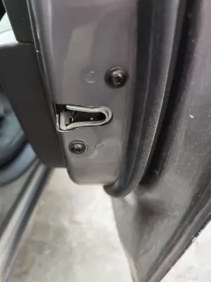 Foto de CERRADURA PUERTA DELANTERA DERECHA DAEWOO LANOS 1.6 CAT (106 CV / 78 KW) referencia 13579523