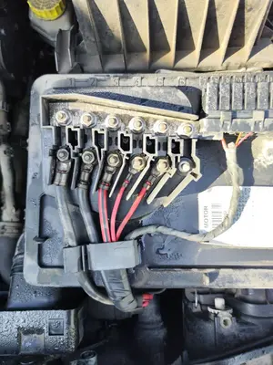 Foto de CAJA RELES / FUSIBLES SEAT IBIZA (6L1) 1.9 TDI (101 CV / 74 KW)