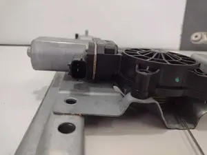 Foto de MOTOR ELEVALUNAS DELANTERO IZQUIERDO RENAULT TWINGO III 1.0 SCe (71 CV / 52 KW) referencia 9030318C