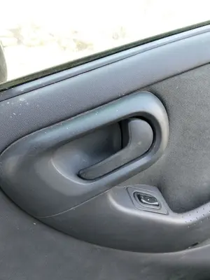 Foto de MANETA INTERIOR DELANTERA DERECHA OPEL CORSA C 1.2 16V CAT (Z 12 XE / LW4) (75 CV / 55 KW)