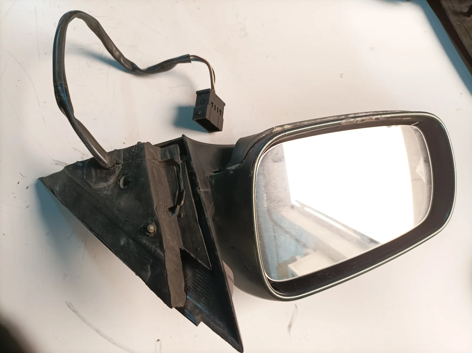 Foto de RETROVISOR IZQUIERDO VOLKSWAGEN PASSAT BERLINA (3B2) referencia 3B0857934