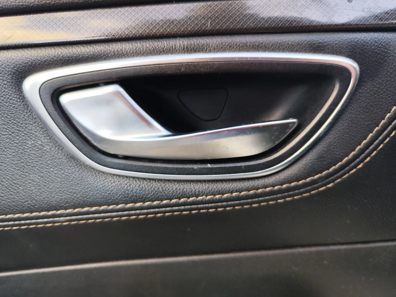 Foto de MANETA INTERIOR DELANTERA IZQUIERDA RENAULT TALISMAN SPORT TOURER 1.6 dCi Diesel FAP Energy (131 CV / 96 KW) referencia 806718801R