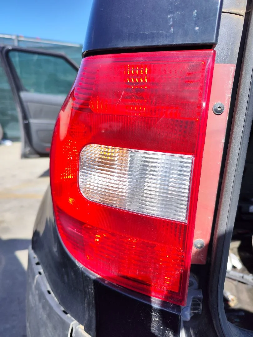 Foto de PILOTO TRASERO IZQUIERDO SKODA YETI (5L)(2009) 2.0 TDI (110 CV / 81 KW) referencia 5L0945111