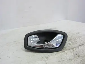 Foto de MANETA INTERIOR DELANTERA IZQUIERDA RENAULT SCENIC III (JZ) 1.6 dCi Diesel FAP (131 CV / 96 KW) referencia 826730001R