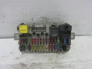 Foto de CAJA RELES / FUSIBLES MG ROVER ROVER 45 (T/RT) 1.4 16V CAT (103 CV / 76 KW) referencia YQE102720