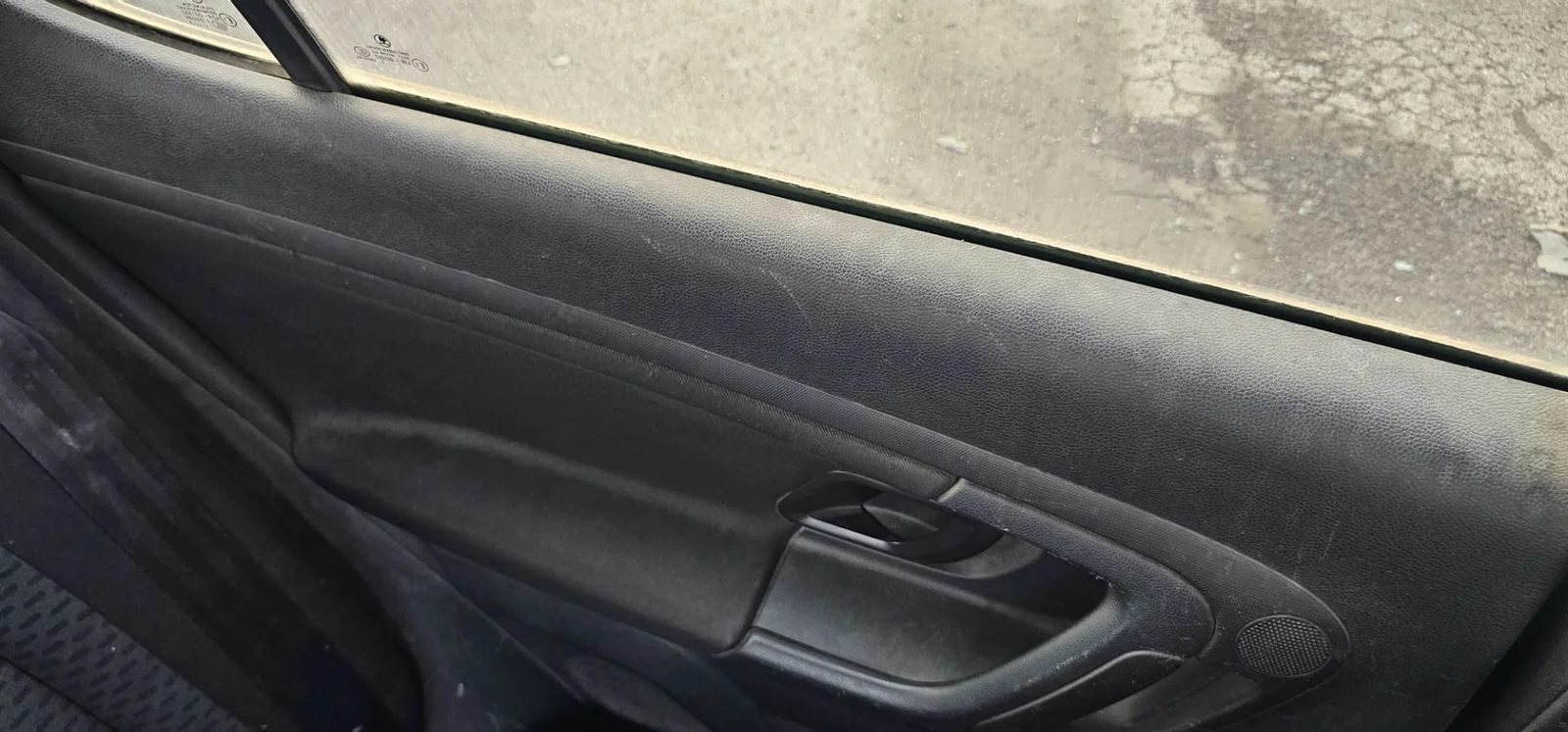 Foto de GUARNECIDO PUERTA TRASERA IZQUIERDA SKODA FABIA (5J2) 1.2 (60 CV / 44 KW) referencia 5J6867211BPFKZ