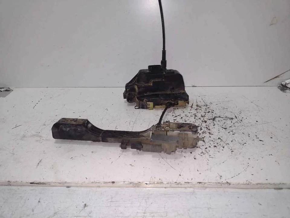 Foto de CERRADURA PUERTA DELANTERA DERECHA NISSAN PRIMERA BERLINA (P12) 1.9 16V Turbodiesel CAT (120 CV / 88 KW) referencia 050020