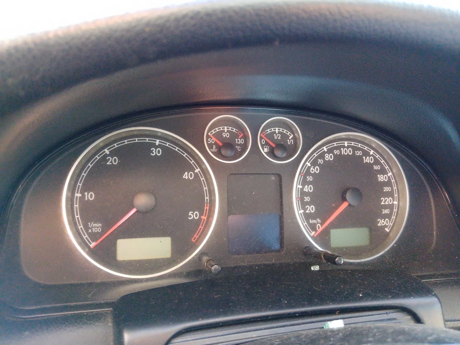 Foto de CUADRO INSTRUMENTOS VOLKSWAGEN PASSAT BERLINA (3B3) 1.9 TDI (131 CV / 96 KW) referencia 3B0920829AV