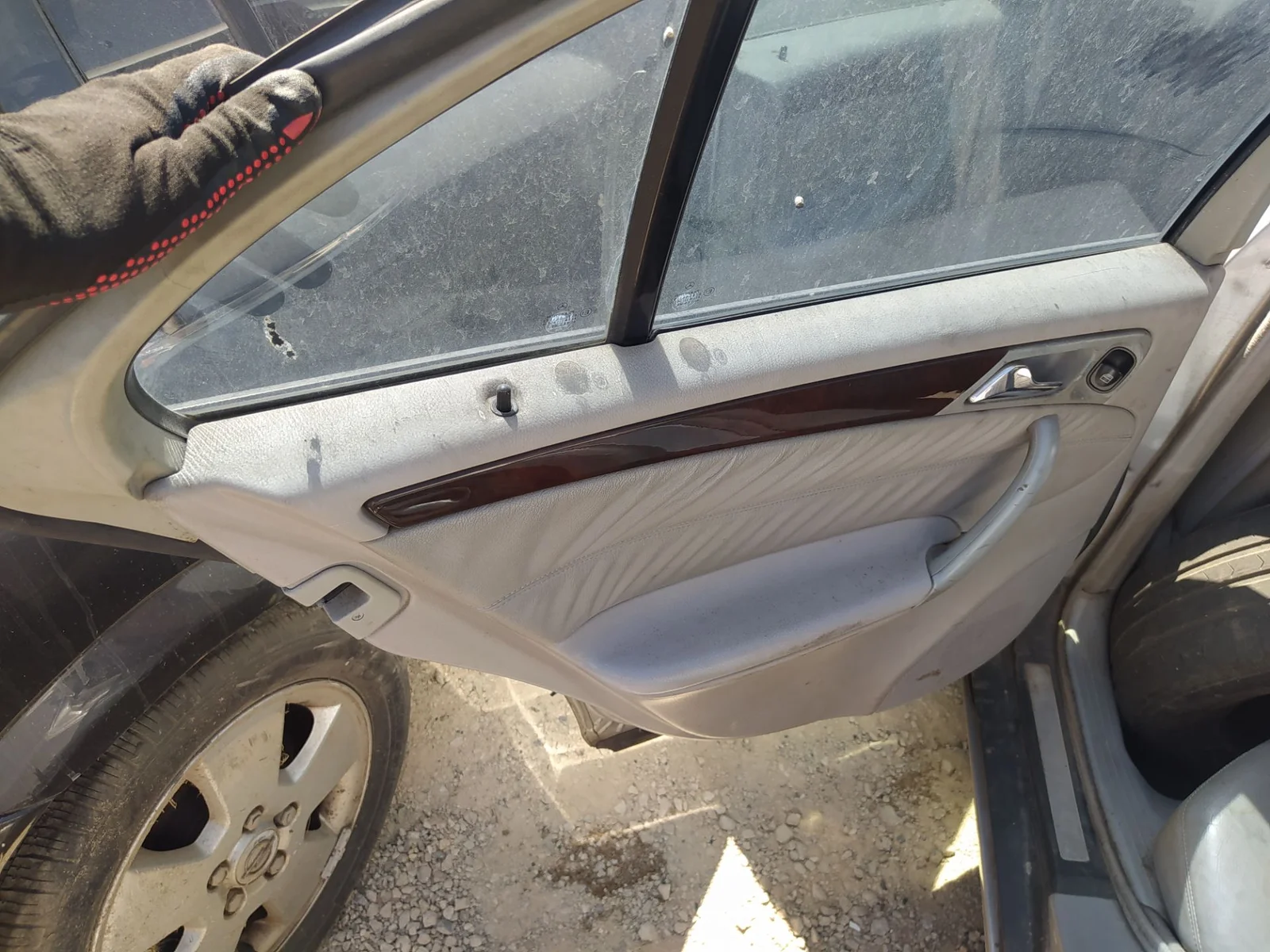 Foto de GUARNECIDO PUERTA TRASERA IZQUIERDA MERCEDES-BENZ CLASE C (BM 203) BERLINA 2.2 CDI CAT (143 CV / 105 KW) referencia A2037303970 8H66
