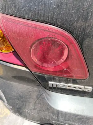 Foto de PILOTO TRASERO IZQUIERDO INTERIOR MAZDA 3 BERLINA (BK) 1.6 16V CAT (105 CV / 77 KW)