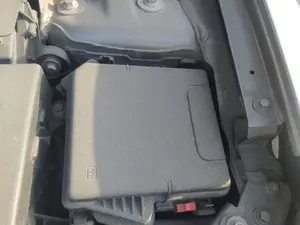 Foto de CAJA RELES / FUSIBLES RENAULT MEGANE III SPORT TOURER 1.9 dCi Diesel (131 CV / 96 KW)