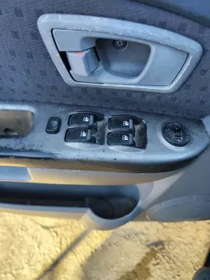 Foto de MANDO ELEVALUNAS DELANTERO IZQUIERDO KIA CARENS (RS) 2.0 Turbodiesel CAT (113 CV / 83 KW)