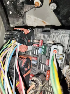 Foto de CAJA RELES / FUSIBLES CITROEN C8 2.0 HDi CAT (RHK / DW10UTED4) (120 CV / 88 KW)