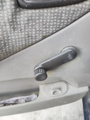Foto de MANETA ELEVALUNAS TRASERA IZQUIERDA RENAULT SCENIC I (JA...) 1.9 dCi Diesel CAT (102 CV / 75 KW)