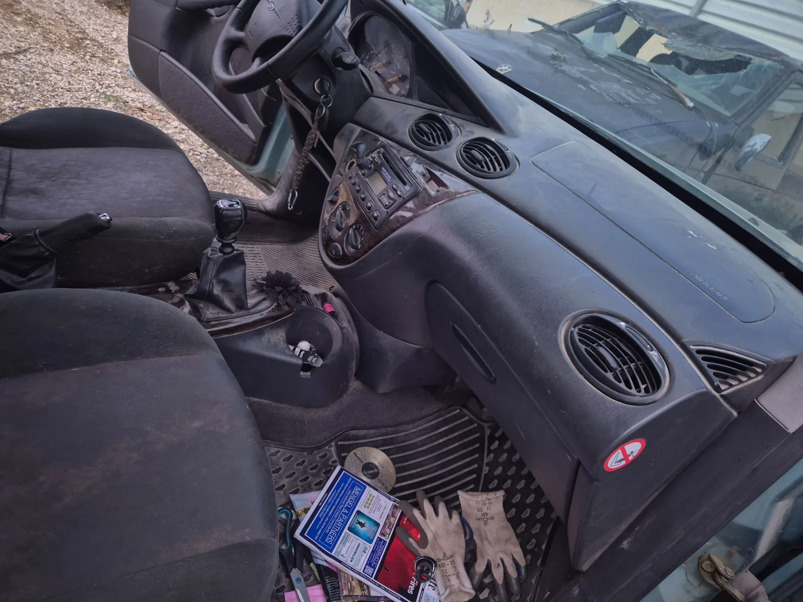 Foto de CONSOLA CENTRAL FORD FOCUS FAMILIAR (CAK) 1.8 TDDI Turbodiesel CAT (90 CV / 66 KW)