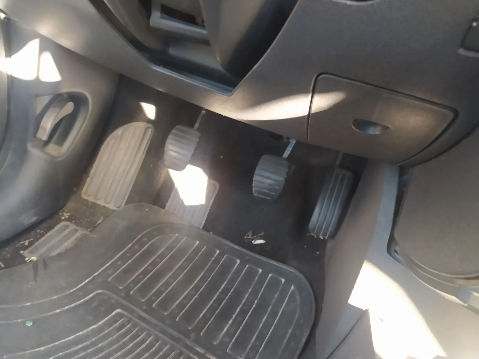 Foto de PEDAL EMBRAGUE RENAULT CLIO III 1.5 dCi Diesel CAT (86 CV / 63 KW)
