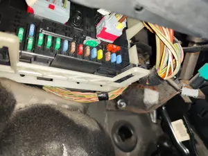 Foto de CAJA RELES / FUSIBLES CITROEN C4 BERLINA 1.6 16V HDi FAP (109 CV / 80 KW)