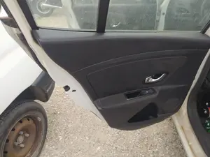 Foto de CERRADURA PUERTA TRASERA IZQUIERDA RENAULT MEGANE III BERLINA 5P 1.5 dCi Diesel CAT (86 CV / 63 KW) referencia 825020002R