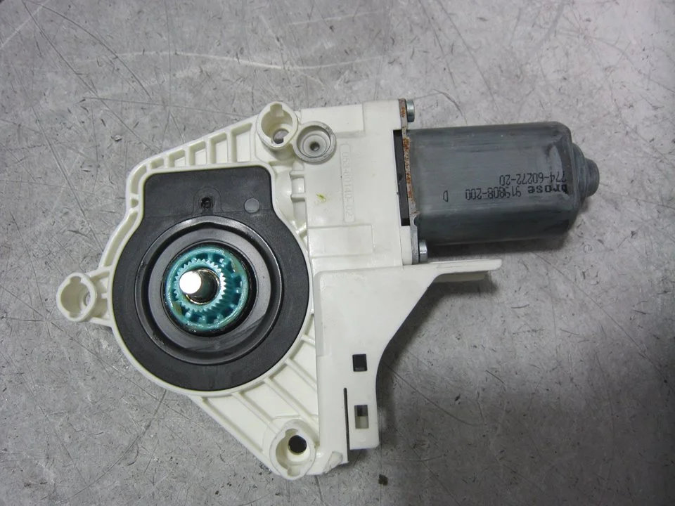 Foto de MOTOR ELEVALUNAS DELANTERO IZQUIERDO PORSCHE CAYENNE (TIPO 92A) 4.8 V8 CAT (400 CV / 294 KW) referencia 8K0959801B