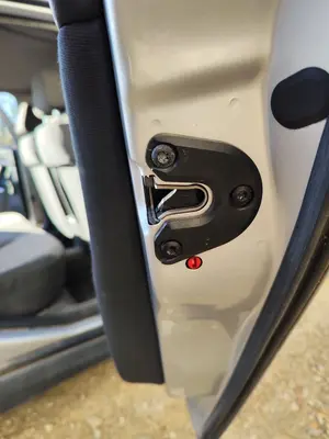 Foto de CERRADURA PUERTA TRASERA DERECHA OPEL VECTRA C BERLINA 1.9 CDTI (120 CV / 88 KW) referencia 13210760