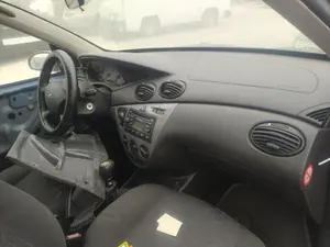 Foto de GUANTERA FORD FOCUS BERLINA (CAK) 1.8 TDDI Turbodiesel CAT (90 CV / 66 KW)