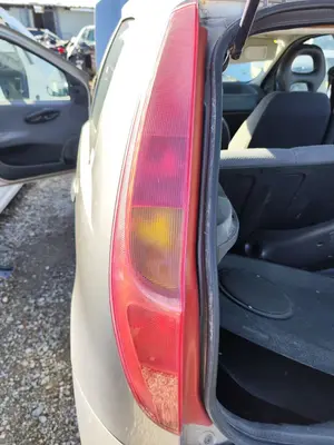 Foto de PILOTO TRASERO IZQUIERDO FIAT II PUNTO (188) BERLINA 1.3 JTD CAT (69 CV / 51 KW) referencia 0046817804