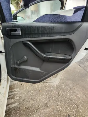 Foto de GUARNECIDO PUERTA TRASERA DERECHA FORD FOCUS BERLINA (CAP) 1.6 TDCi CAT (90 CV / 66 KW) referencia 1515323