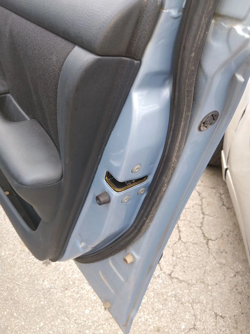 Foto de CERRADURA PUERTA DELANTERA DERECHA TOYOTA COROLLA (E12) 1.4 16V CAT (97 CV / 71 KW) referencia 6931002091