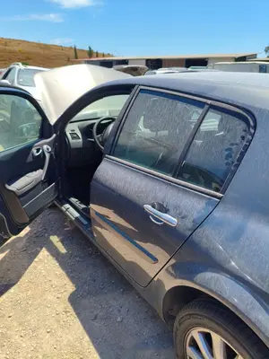 Foto de GOMAS CONTORNO PUERTA RENAULT MEGANE II BERLINA 5P 1.5 dCi Diesel (106 CV / 78 KW)